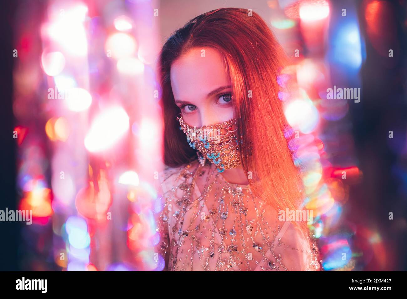 Glamouröses neonlicht-Porträt im weihnachtslook Stockfoto