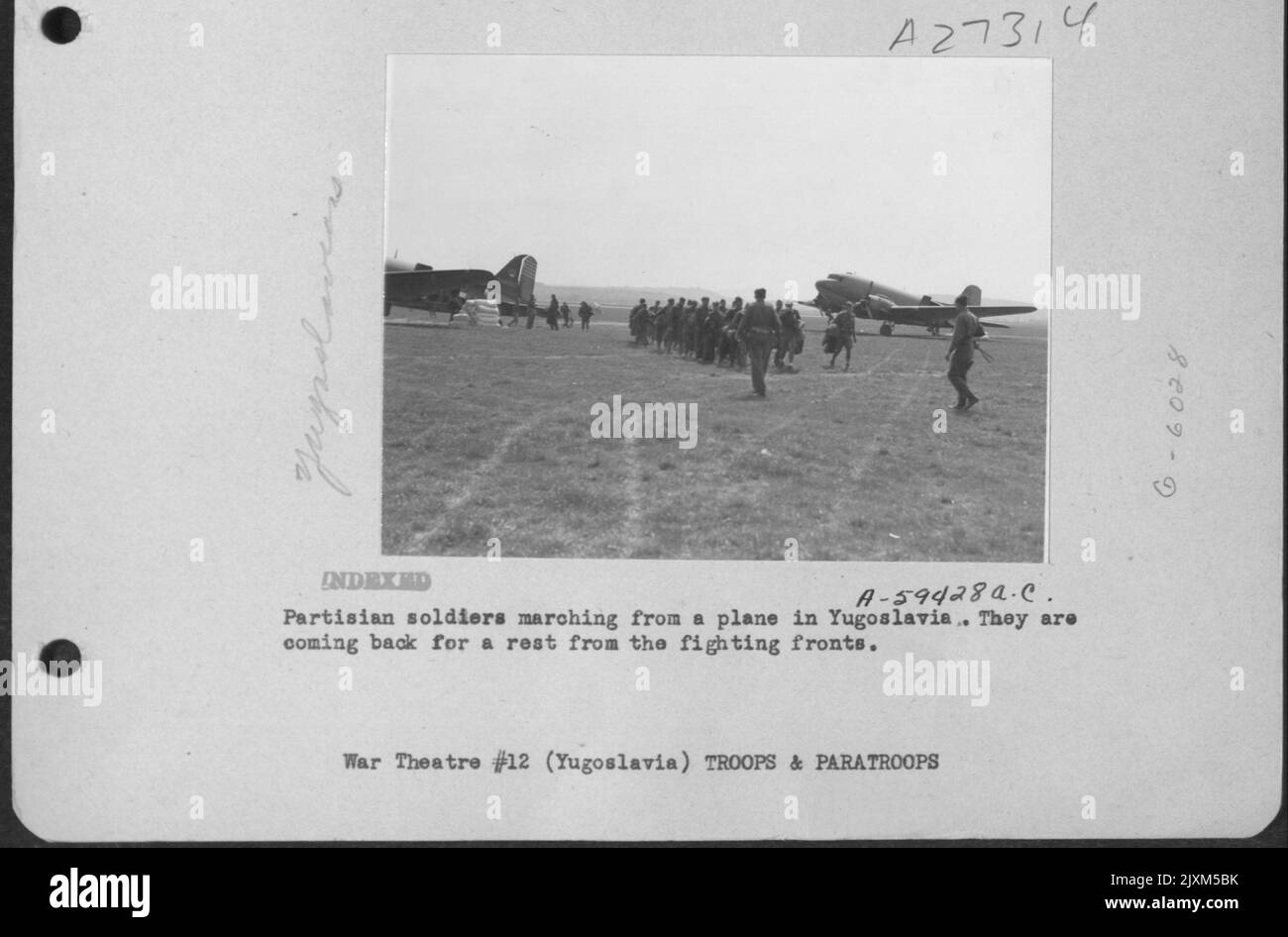 Parteiische Soldaten marschieren aus einem Flugzeug in Jugoslawien. Sie kommen für eine Pause von den Kampffronten zurück. Stockfoto