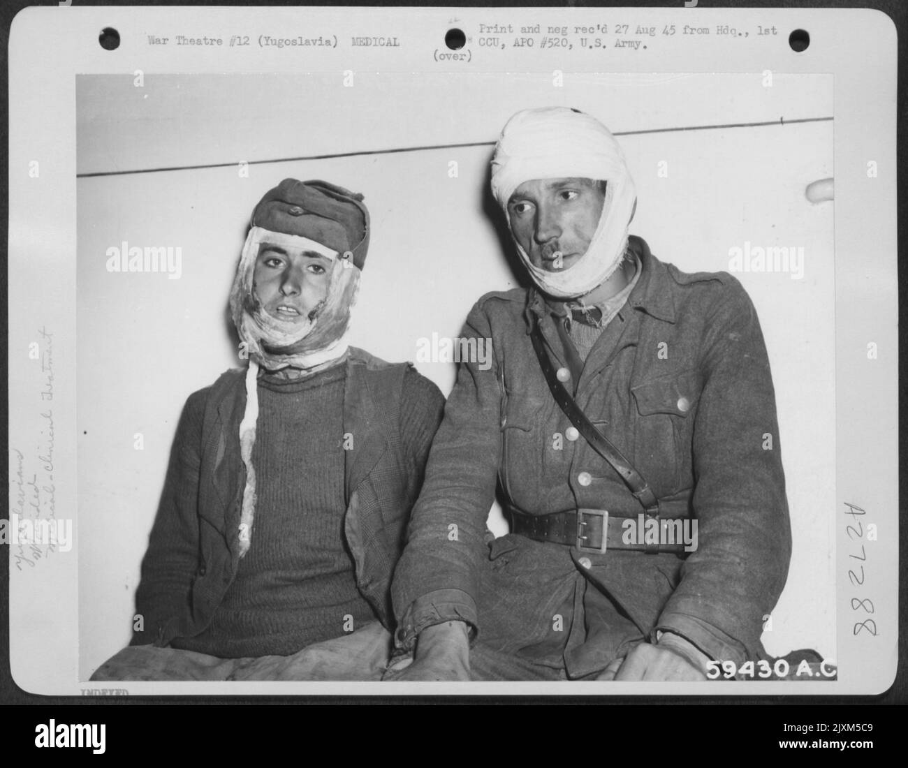 Zwei junge verwundete Partisanen warten darauf, in Jugoslawien angemessen medizinisch aufgezogen zu werden. Stockfoto