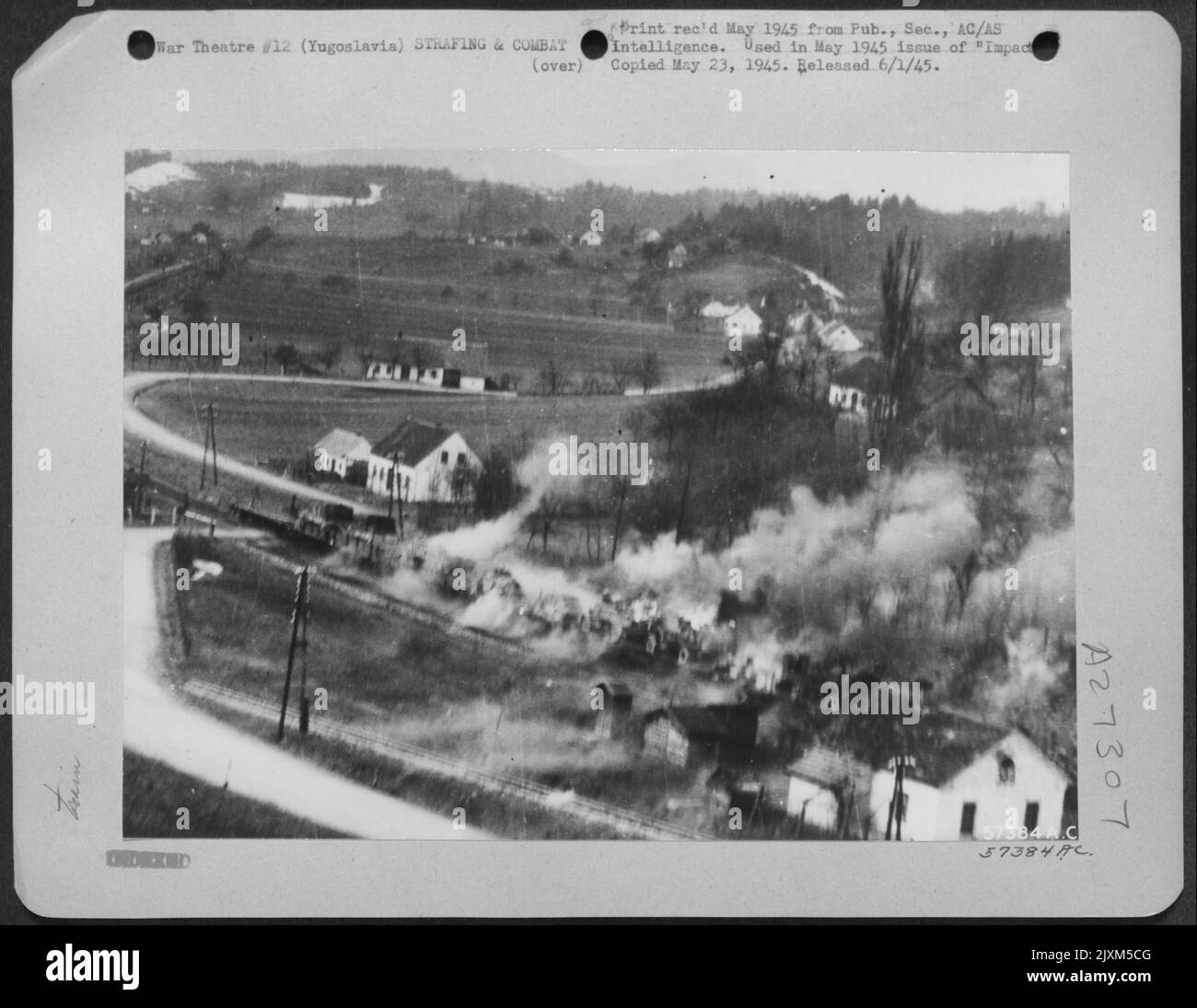 Gewitter von 12. AF zündeten diesen deutschen Zug an, der Wehrmachts-Kraftfahrzeuge durch Jugoslawien trug, 26. Februar 1945. Stockfoto