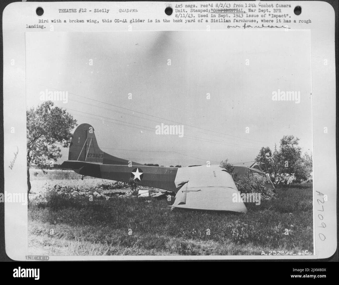 Vogel mit gebrochenem Flügel, dieser CG-4A Segelflugzeug befindet sich im Hinterhof eines sizilianischen Bauernhauses, wo er eine raue Landung hat. Stockfoto