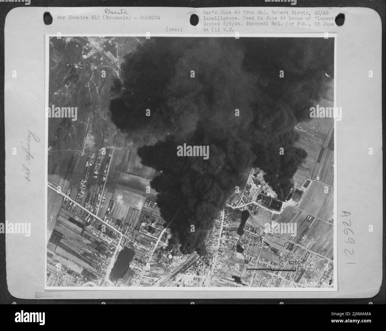 In der Ölraffinerie Campina Steus Romana in der Nähe von Ploesti, Rumänien, hat die Consolidated B-24s am 6. Mai 44 Tonnen Bomben abgeworfen und Choke Points und Tanks neben der Eisenbahn getroffen. Rechts: Behälter brennt. Stockfoto