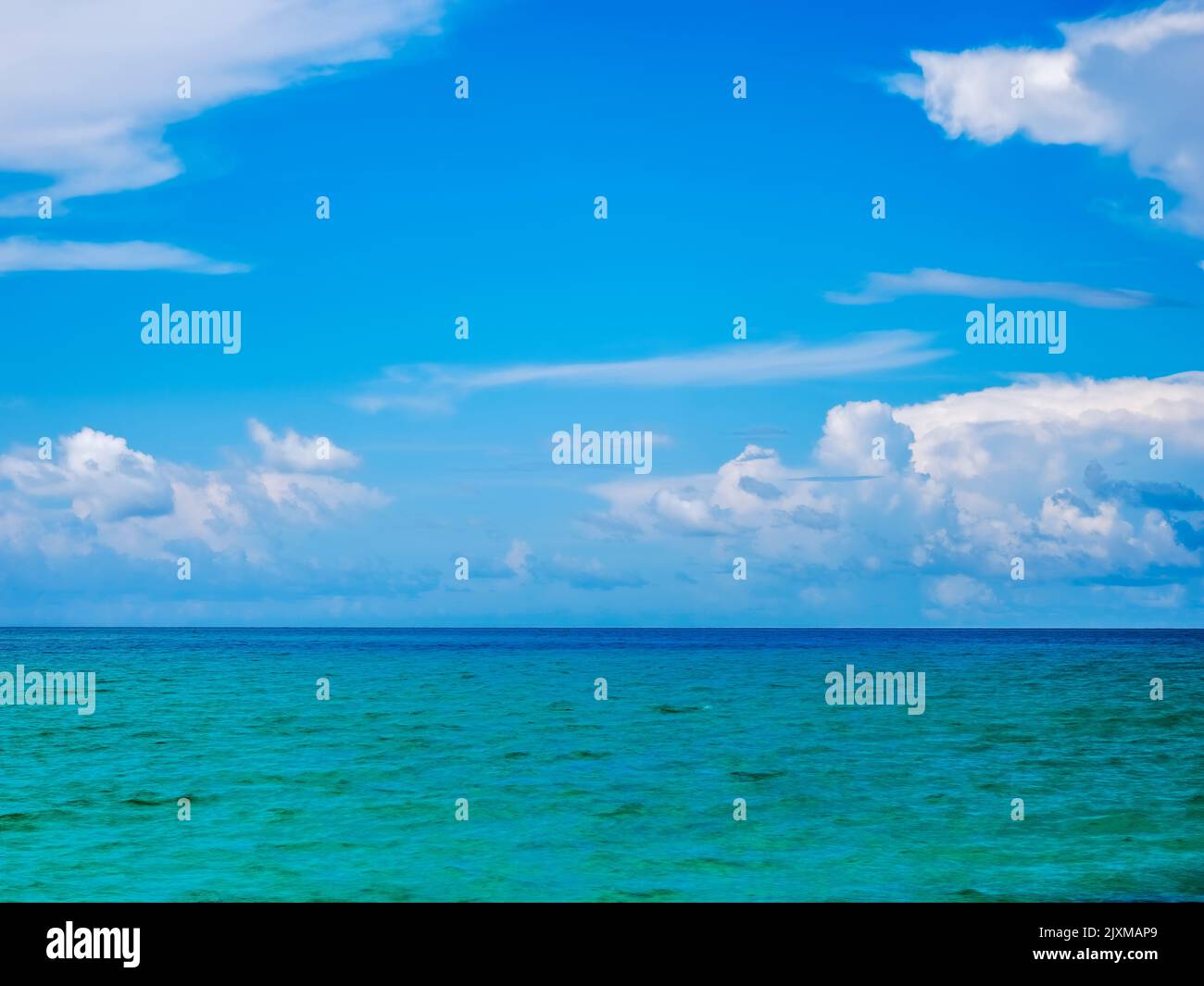 Weiße Wolken und blauer Himmel über einem blaugrünen Golf von Mexiko im Südwesten von Florida USA Stockfoto