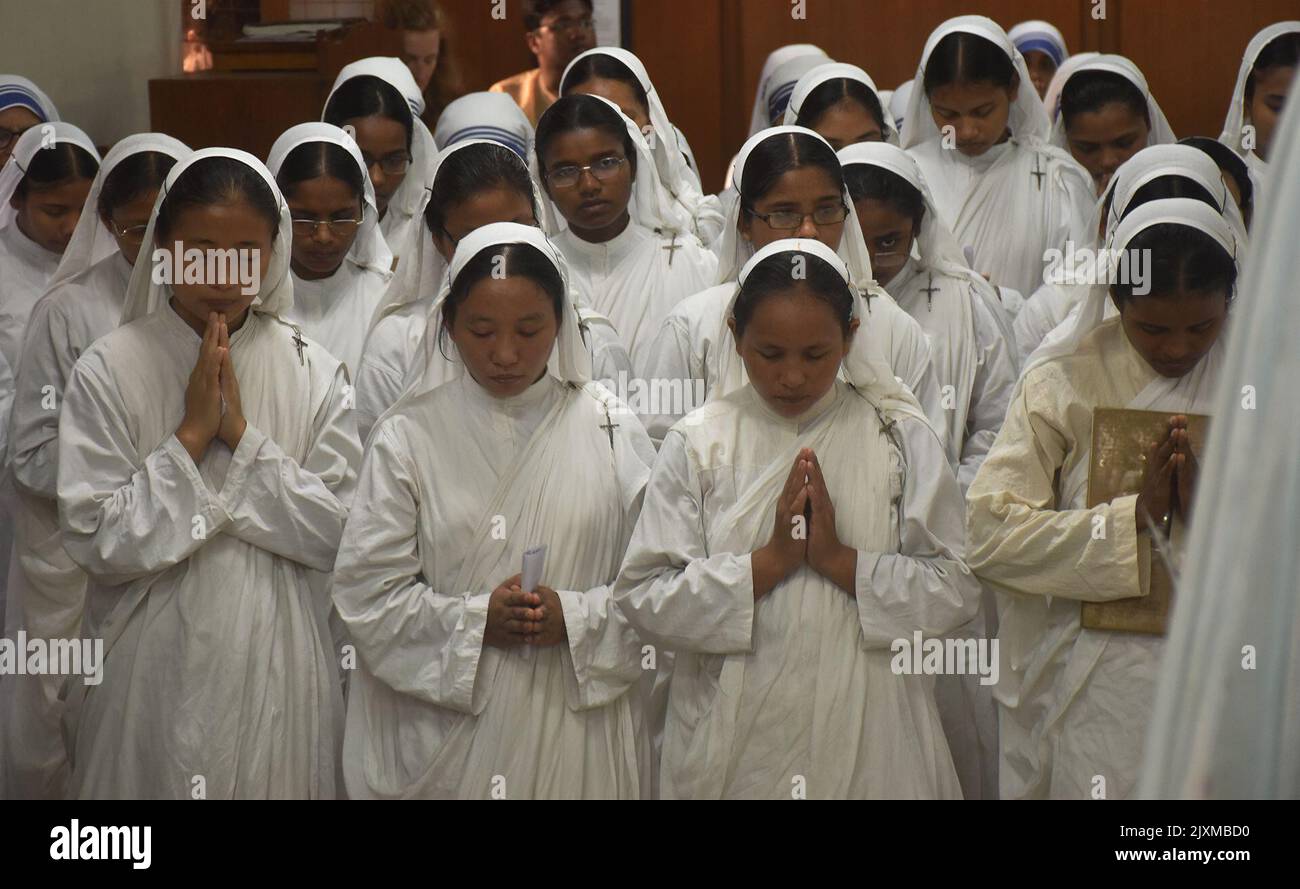 Kalkutta, Indien. 06. September 2022. 25. Jahre nach dem Tod von Mutter Teresa drängte eine große Anzahl von Anhängern vom Morgen an das Mutterhaus. Unabhängig von der Religion, jeder erinnert sich an die Mutter und bot Blumen an ihrem Grab in Kalkutta, Indien. (Foto von Sayantan Chakraborty/Pacific Press/Sipa USA) Quelle: SIPA USA/Alamy Live News Stockfoto