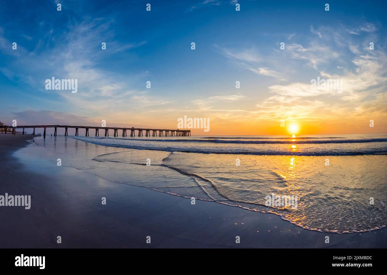 Sonnenaufgang über dem Atlantik und dem Jacksonville Baech Pier in Jacksonville Beach, Florida, USA Stockfoto