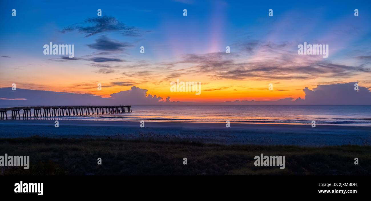 Sonnenaufgang über dem Atlantik und dem Jacksonville Baech Pier in Jacksonville Beach, Florida, USA Stockfoto