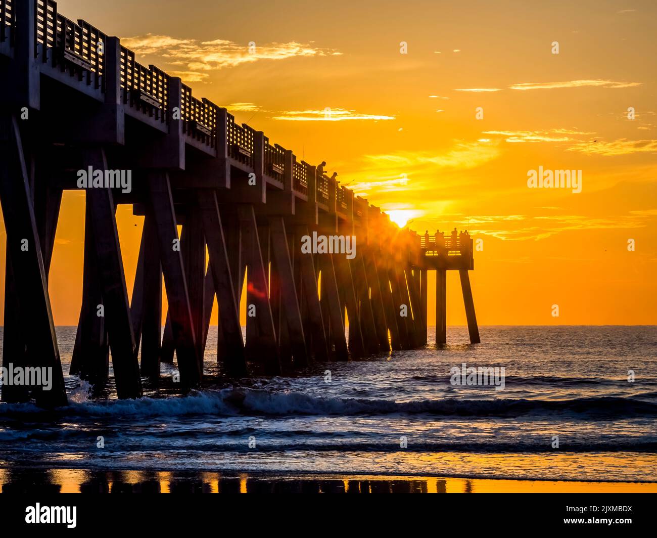 Sonnenaufgang über dem Atlantik und dem Jacksonville Baech Pier in Jacksonville Beach, Florida, USA Stockfoto