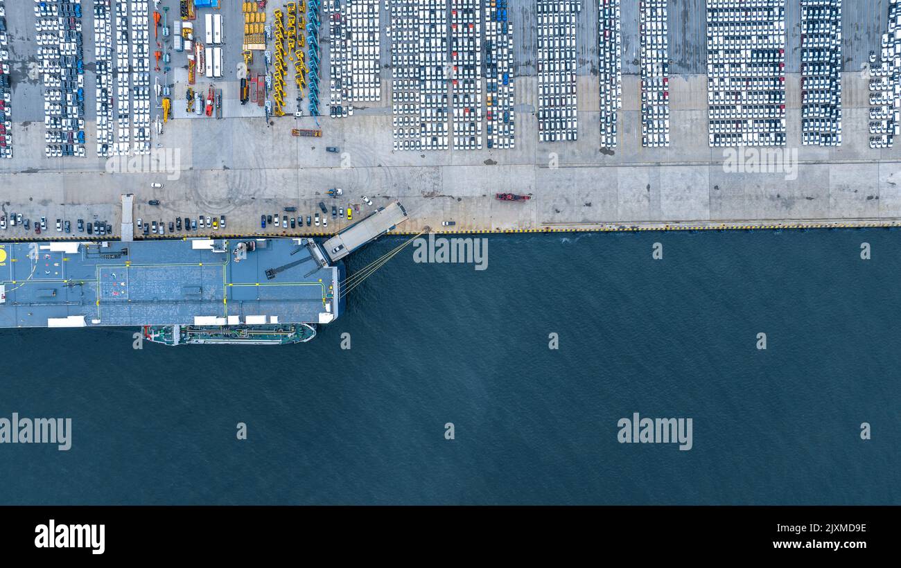 Viele neue Autos laufen Frachtschiff, RO-RO Ship für Import Export Schifffahrt Autos per Schiff Spedition Service Schiff, Logistik Transport deale Stockfoto