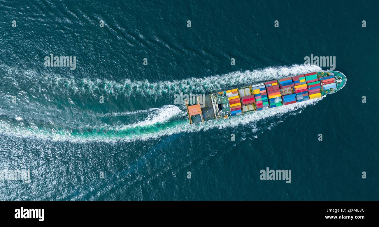 Cargo Container Schiff Draufsicht trägt Container und läuft für den Export von Waren aus Werft Hafen zu anderen Ozean-Konzept Frachtschifffahrt Schiff Log Stockfoto