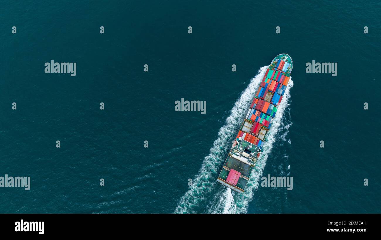 Cargo Container Schiff Draufsicht trägt Container und läuft für den Export von Waren aus Werft Hafen zu anderen Ozean-Konzept Frachtschifffahrt Schiff Log Stockfoto
