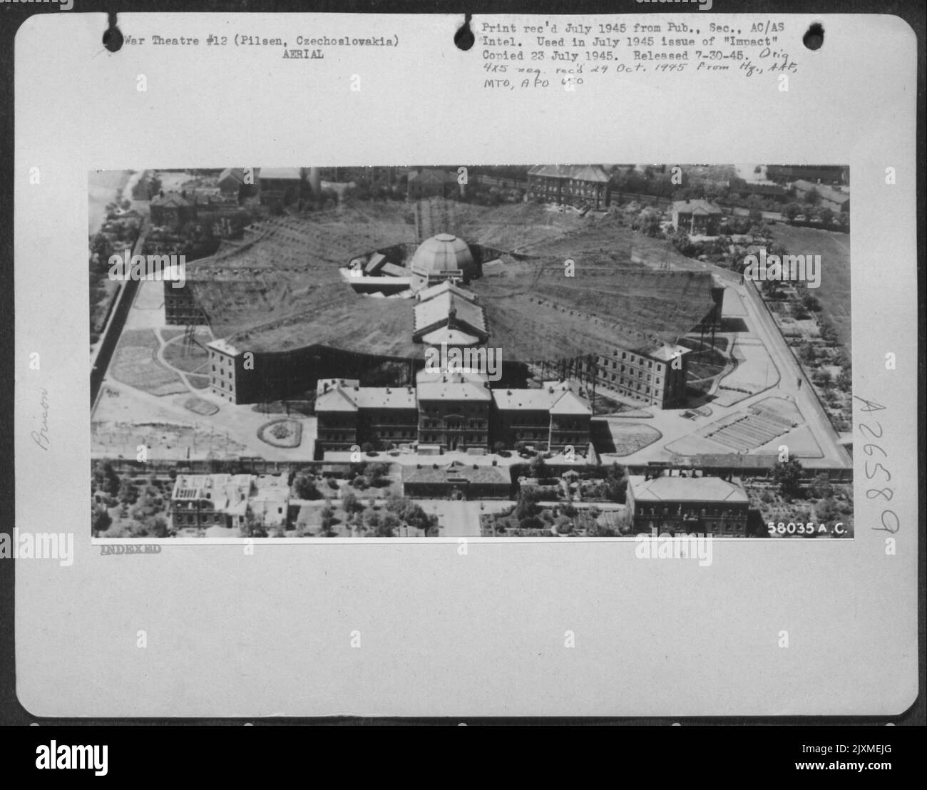 Das Gefängnis In Pilsen, Tschechoslowakei, Wurde Mit Netting Bedeckt. Ex-Wachen Es Gibt Jetzt Gefangene. Ex-Gefangene Sind Jetzt Wächter. Stockfoto