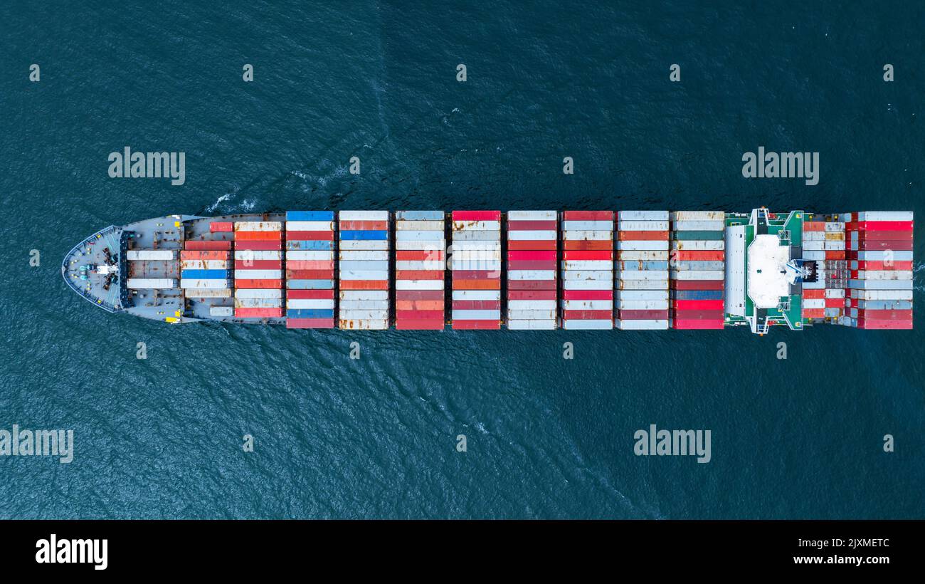 Cargo Container Schiff Draufsicht trägt Container und läuft für den Export von Waren aus Werft Hafen zu anderen Ozean-Konzept Frachtschifffahrt Schiff Log Stockfoto