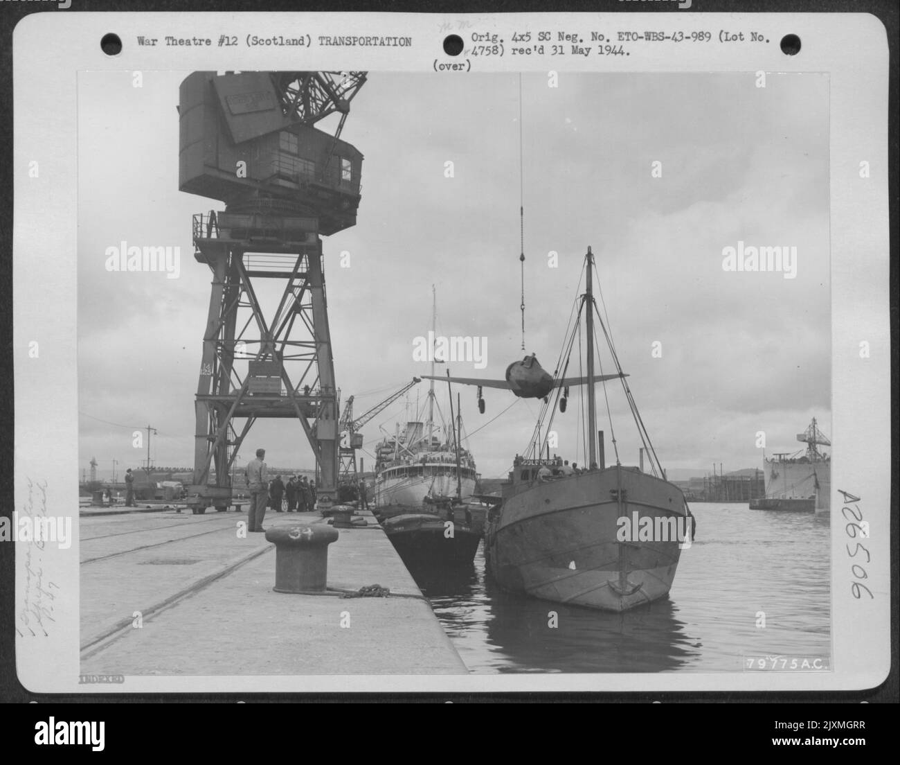 Eine Republic P-47 wird nach dem Transport von einem amerikanischen Hafen auf das Dock in Glasgow, Schottland, gehoben. 29. August 1943. Stockfoto