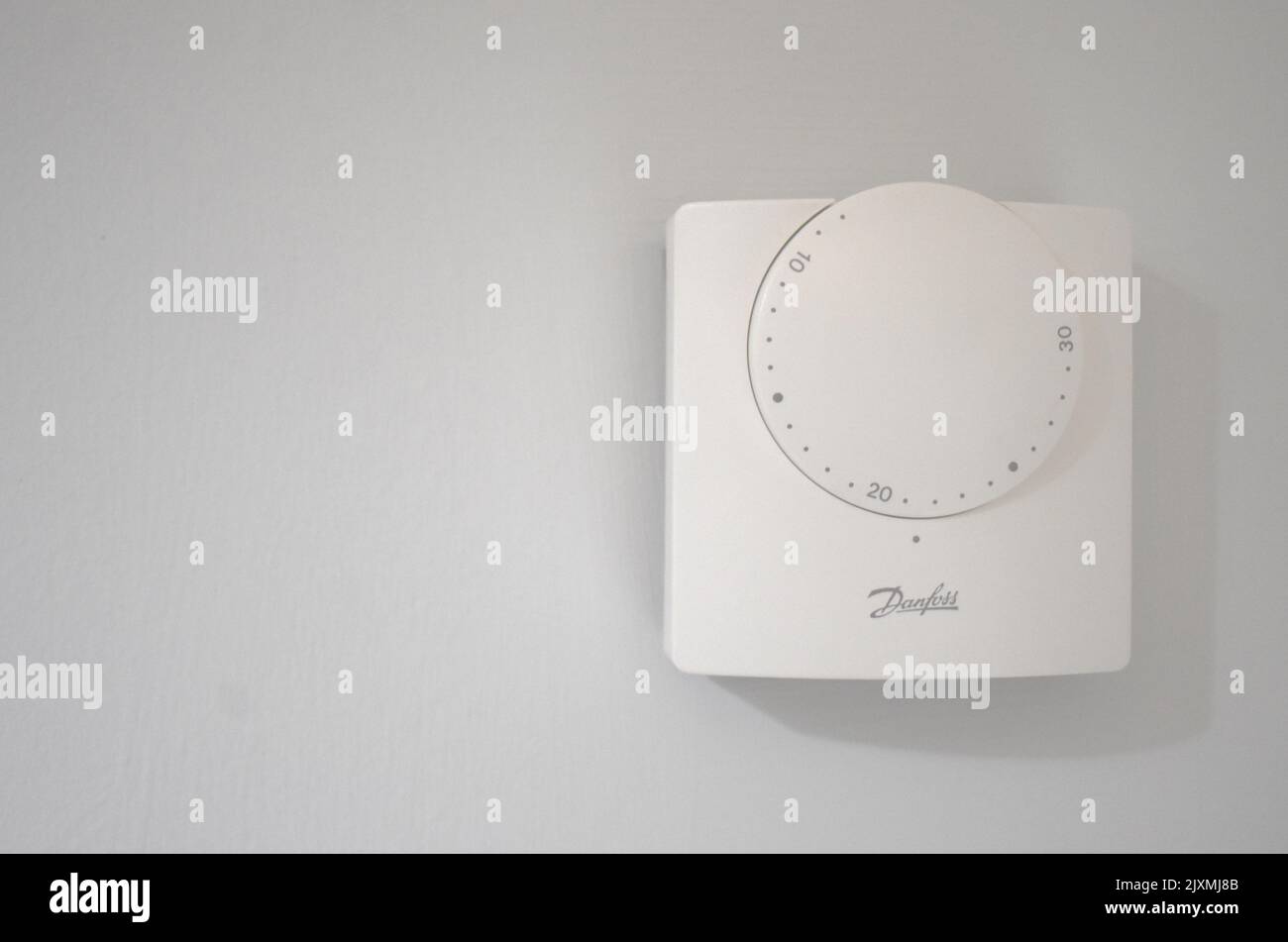 Ein Thermostat von Danfoss mit 21 C und Copyspace. Stockfoto