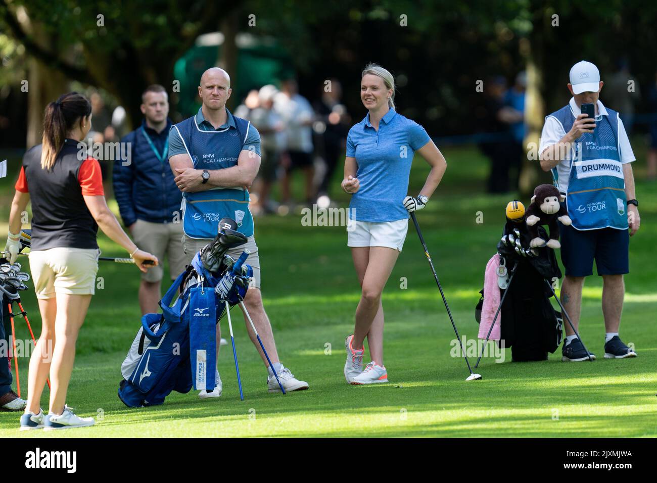 Eve Moorhead und Vicky Drummond teilen einen Witz während der BMW PGA Championship 2022 Celebrity Pro-am im Wentworth Club, Virginia Water, Großbritannien, 7.. September 2022 (Foto von Richard Washbrooke/News Images) Stockfoto