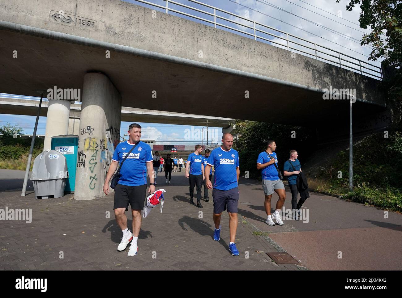 Rangers-Fans machen sich vor dem Spiel der UEFA Champions League Group F in der Johan Cruyff Arena in Amsterdam, Niederlande, auf den Weg. Bilddatum: Mittwoch, 7. September 2022. Stockfoto