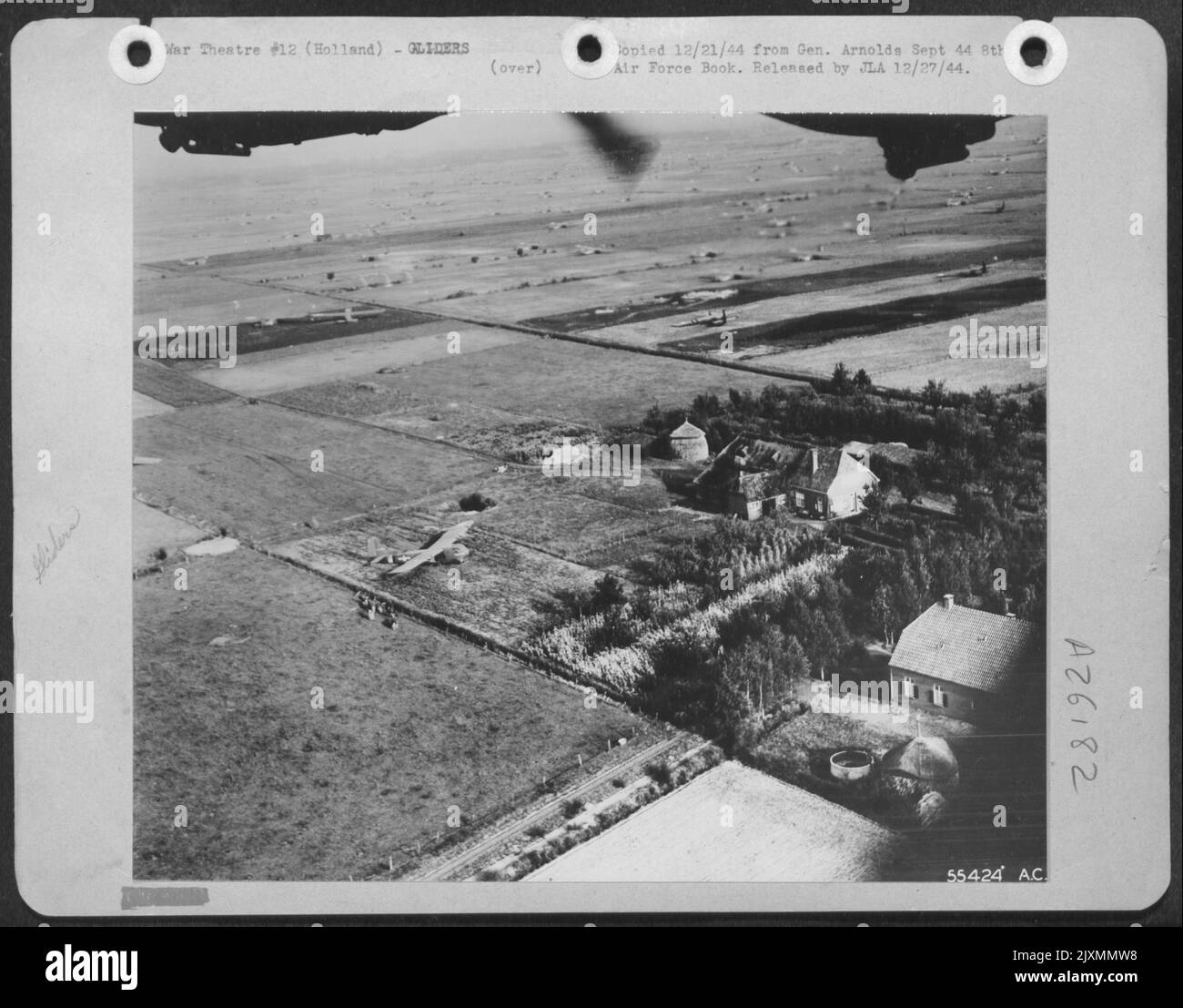 Liberatoren kommen über dem mit Glider übersäten Gebiet an 18. September 44, Holland. Stockfoto