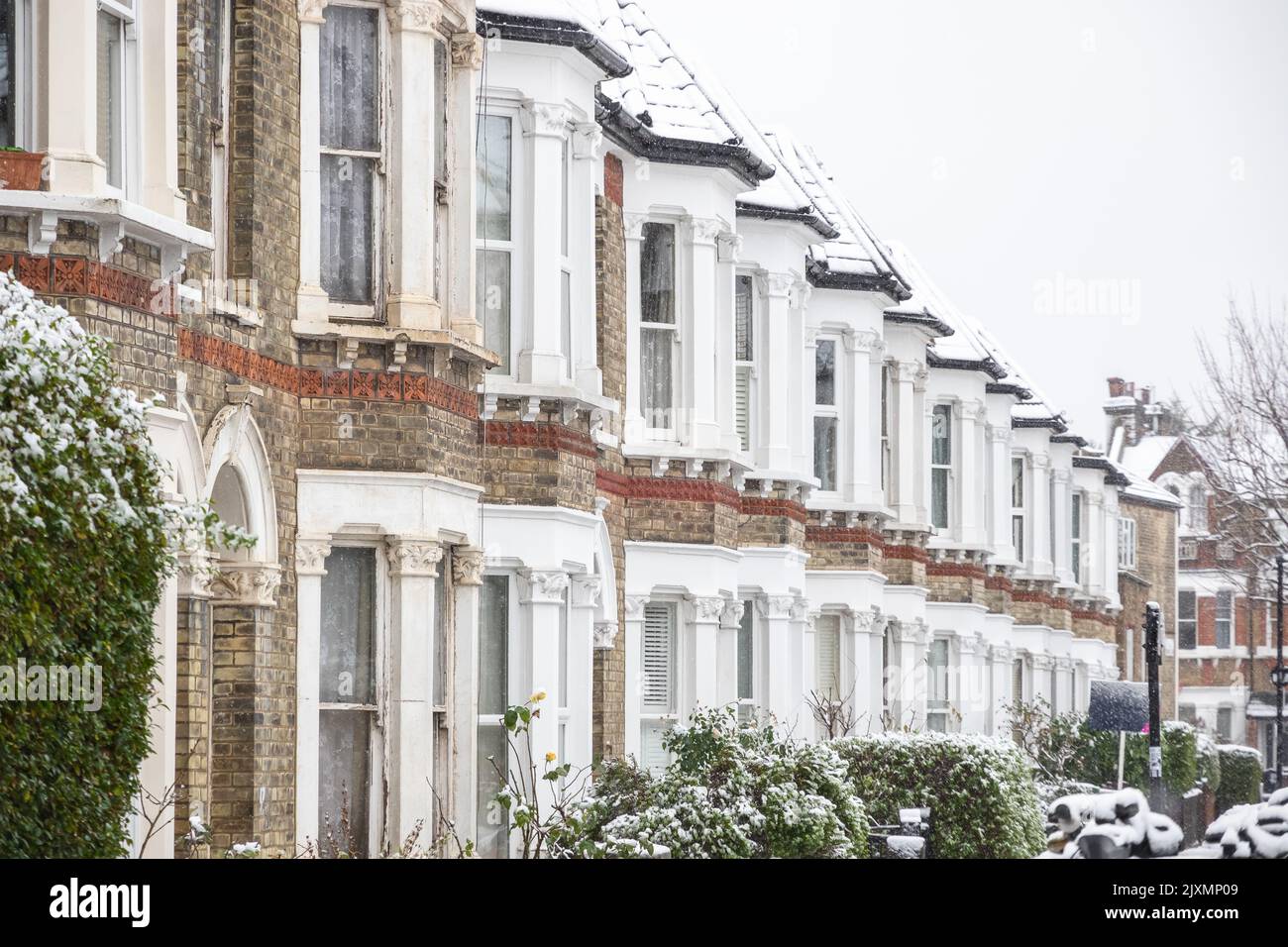 Britische Reihenhäuser im Winterschnee um West Hampstead, London Stockfoto