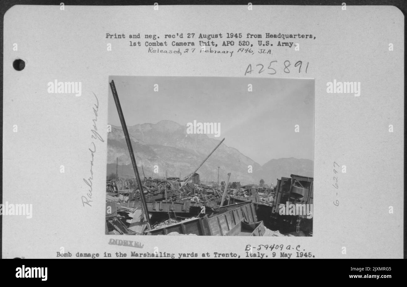 Bombenschaden In Den Rangierbahnhöfen In Trento, Italien. 2 Mai 1945. Stockfoto