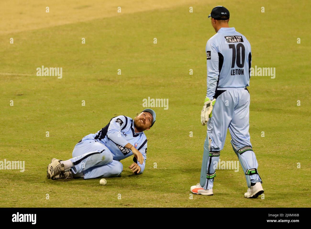 Ryan Gibson aus New South Wales reagiert, nachdem er während des JLT One-Day Cup 2018-Spiels zwischen Südaustralien und NSW am 20. September 2018 im WACA in Perth vom Ball getroffen wurde. (AAP-Bild/Richard Wainwright) Stockfoto