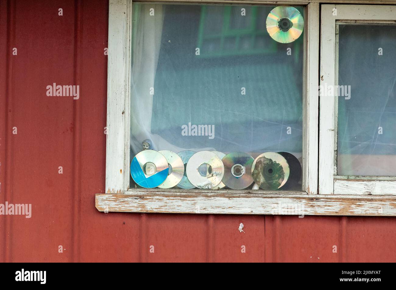 Eine Gruppe von CDs auf der Fensterbank eines alten Hauses Stockfoto