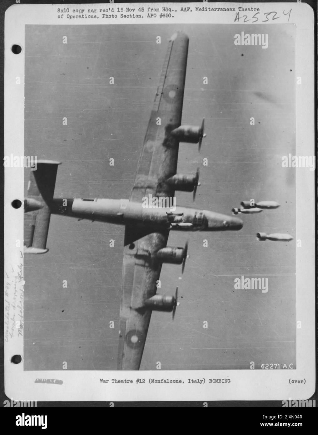 Auf Einer Mission zu den Schiffsbauwerften in Monfacone, Italien, wurde dieser konsolidierte B-24-Befreier von Bomben getroffen, die von einem Flugzeug darüber geworfen wurden. Der Port Inner Propeller wurde sauber abgeschnitten; Ein klaffendes Loch wurde im Rumpf und der Oberseite des Mid-Up gemacht Stockfoto