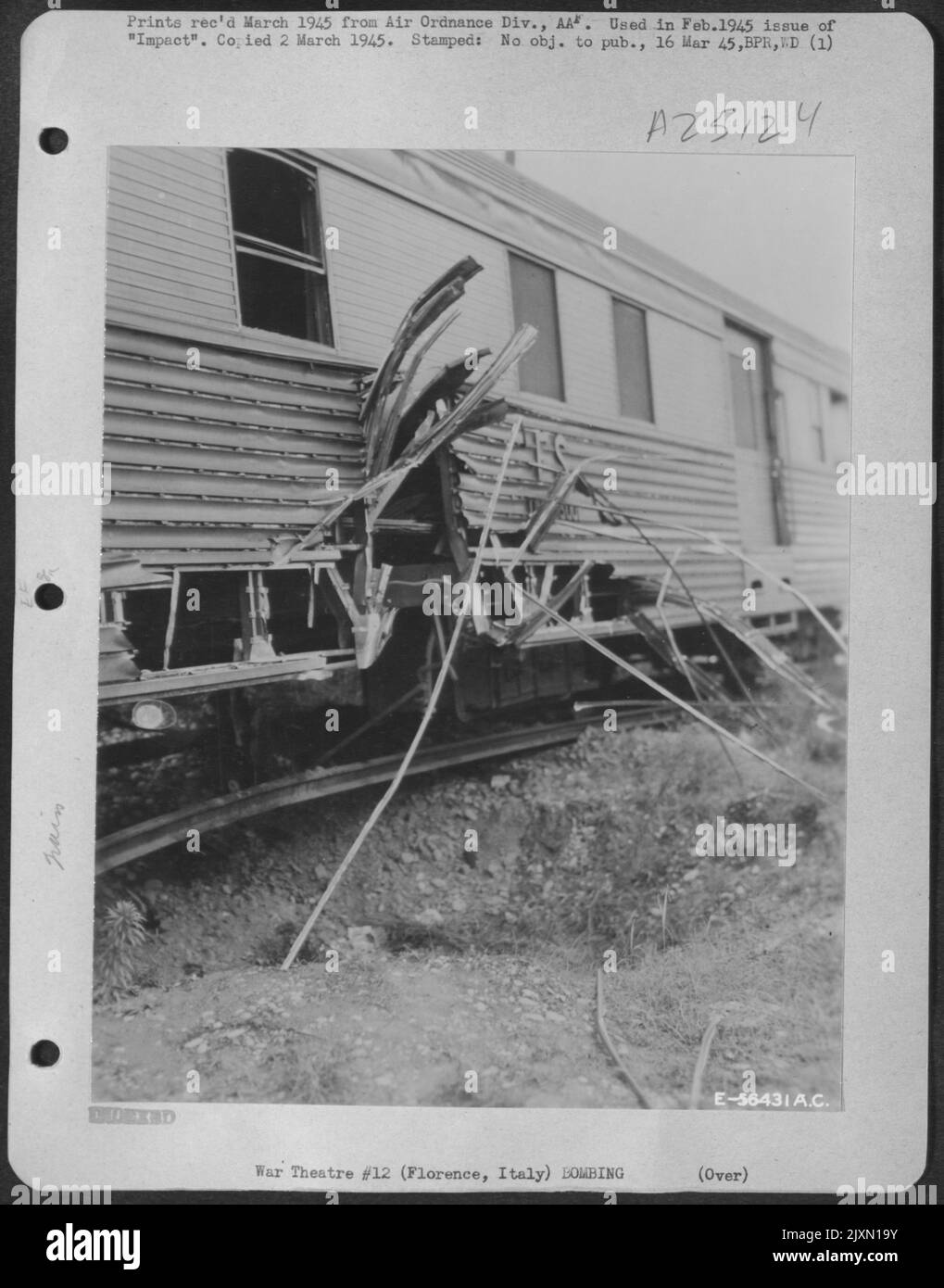Bombenschaden Auf Dem Marschallhof In Florenz, Italien. Coach wurde leicht beschädigt, Tracks von Einem sehr nahen Miss of A 100-Pounder gebogen. Stockfoto