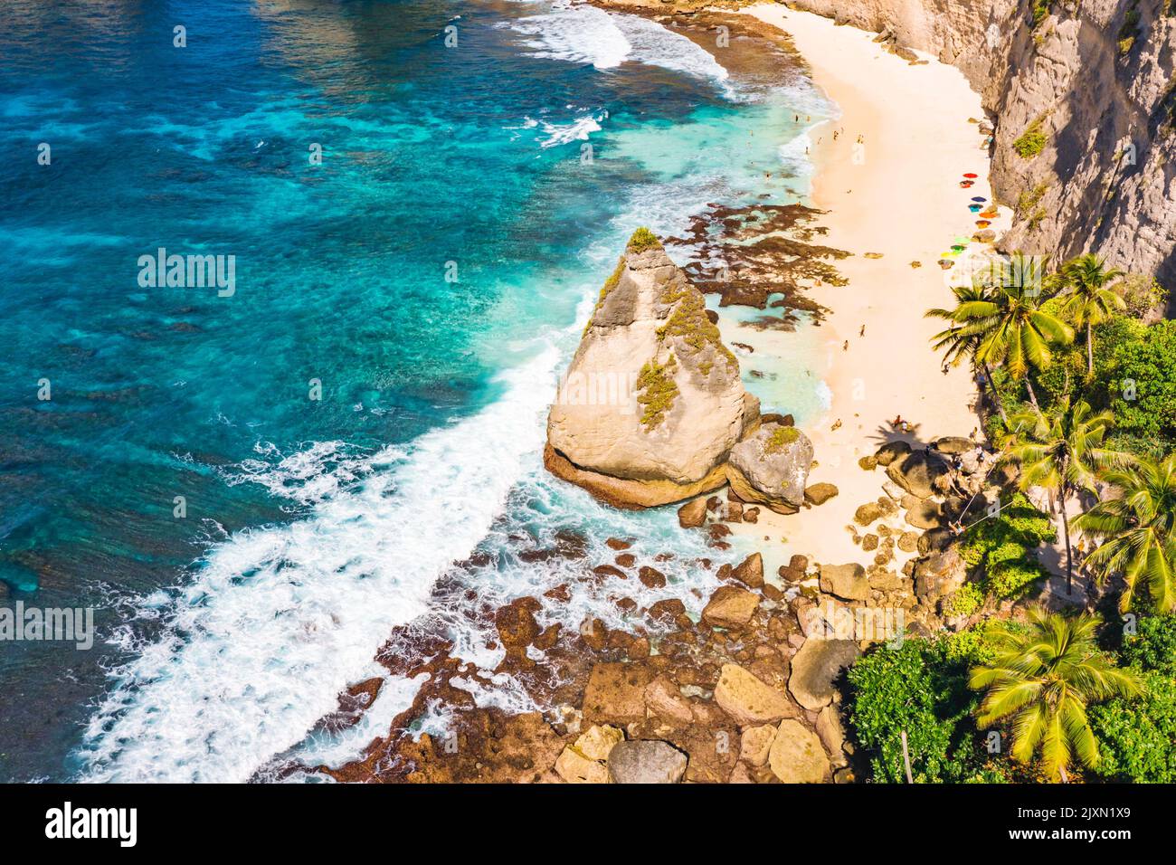 Luftaufnahme des tropischen Diamond Beach, Nusa Penida, Bali, Indonesien. Stockfoto