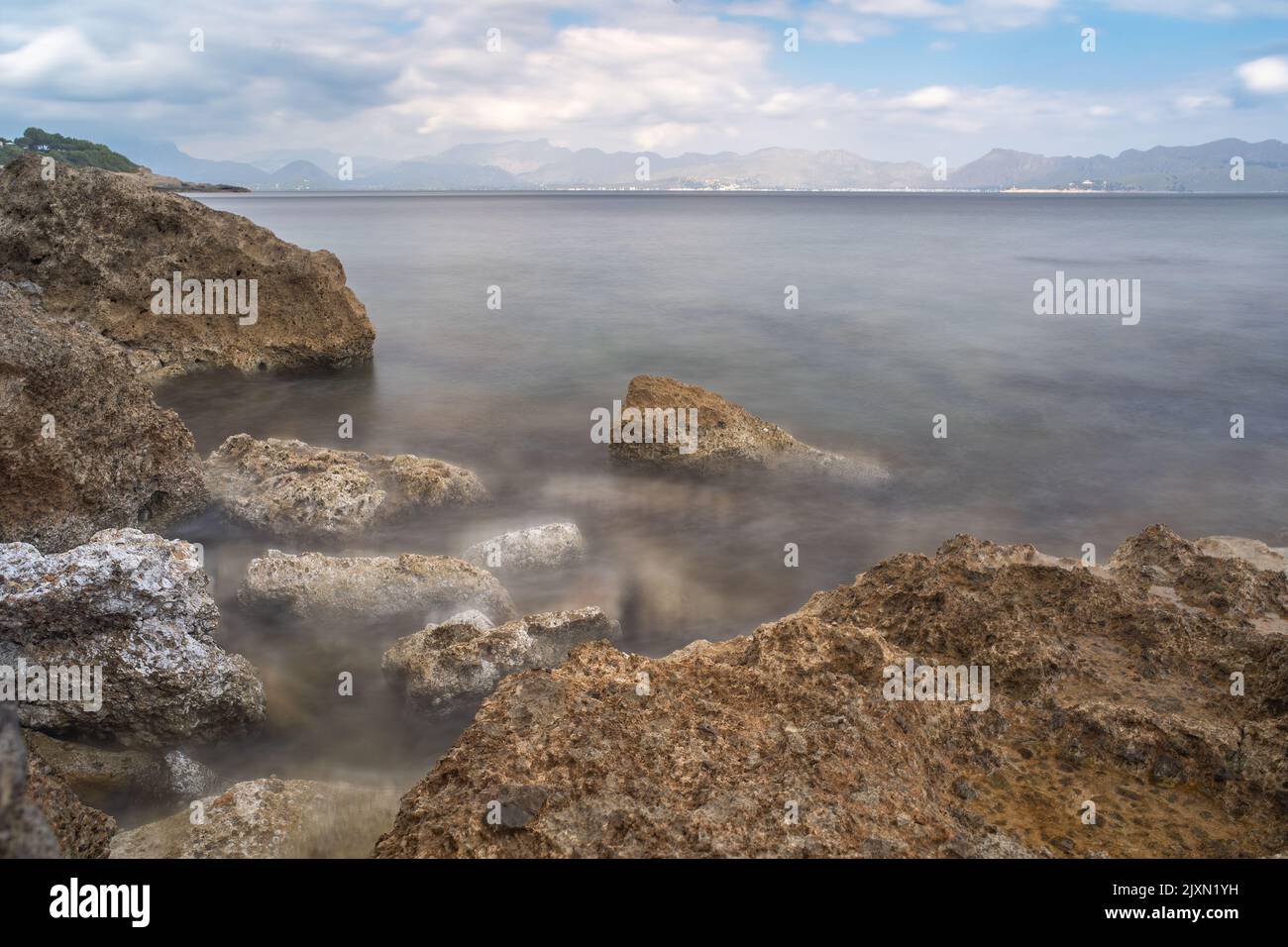 Ein schöner Blick auf das trübe Wasser des Strandes Cala Victoria, Spanien. Stockfoto