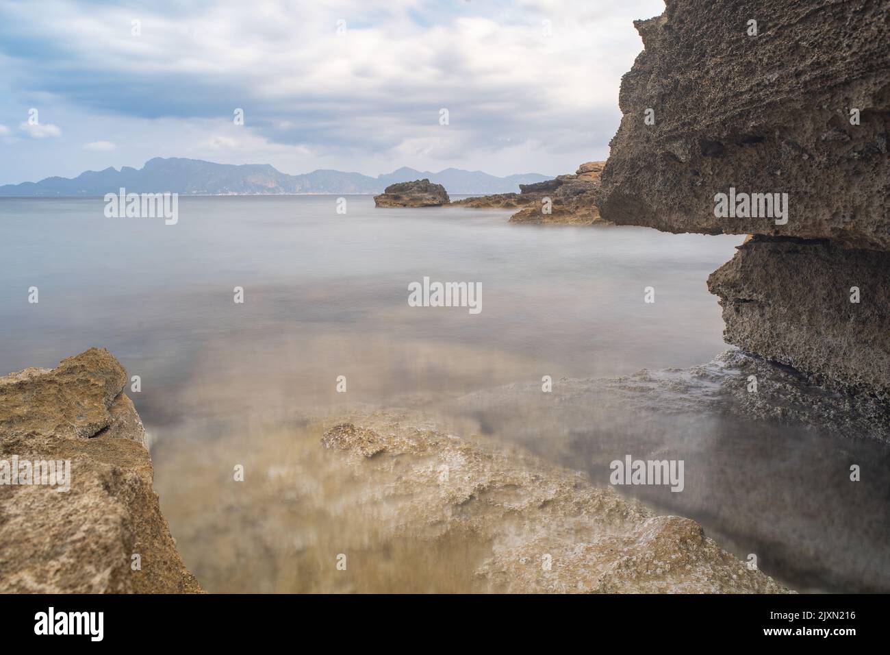 Ein schöner Blick auf das trübe Wasser des Strandes Cala Victoria, Spanien. Stockfoto