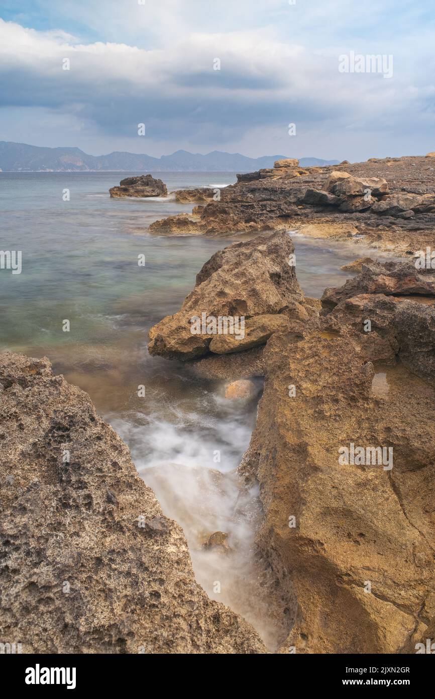 Eine Vertikale des trüben Wassers des Strandes Cala Victoria, Spanien. Stockfoto