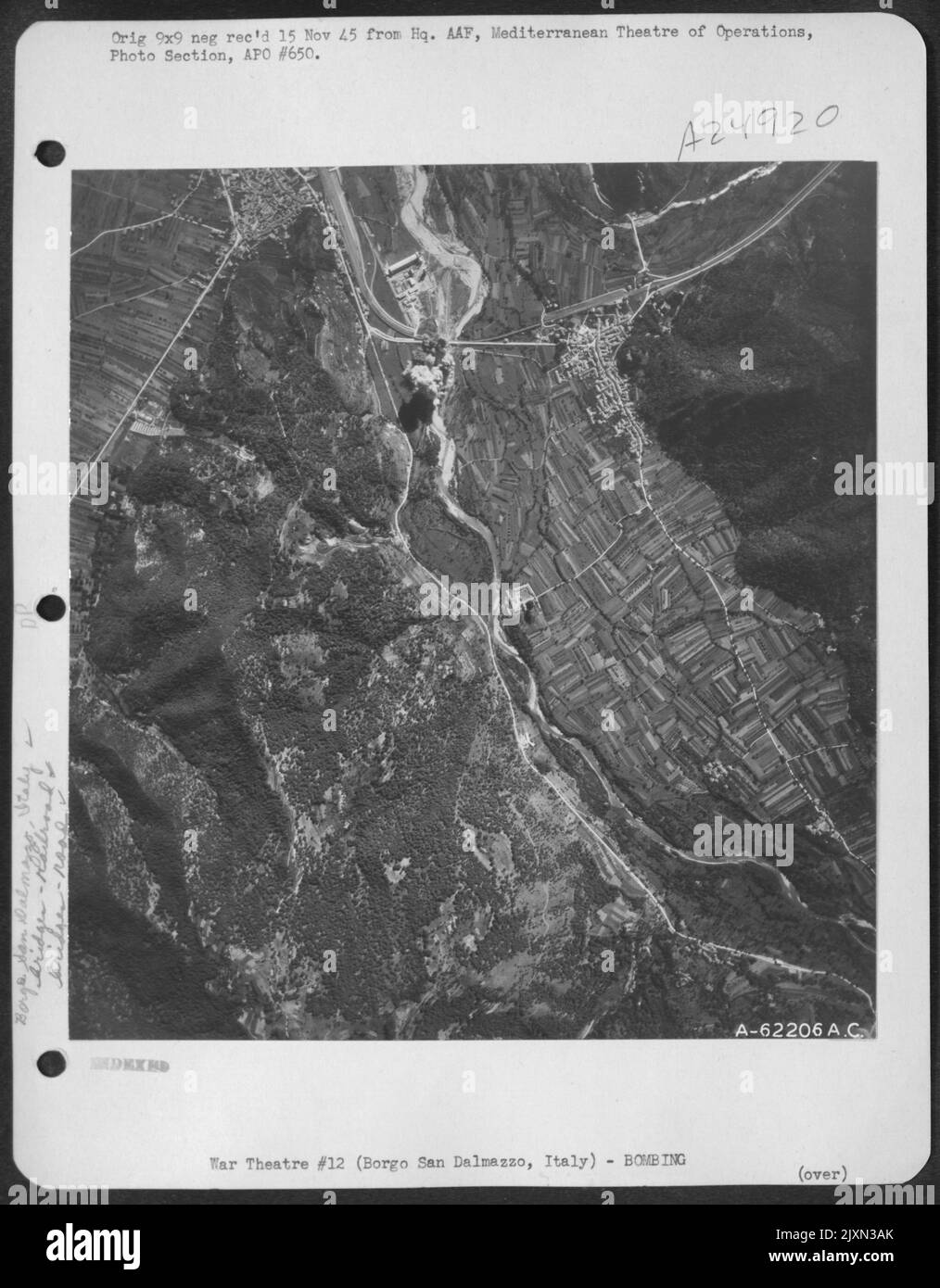 Am 24. Juli 1944 explodieren Bomben, die von Martin B-26 Marauder der Luftwaffe 12. abgeworfen wurden, auf Schienen- und Straßenbrücken in der Nähe von Borgo San Dalmazzo, Italien. Die Marauders Erzielten Zwei Direct Hits. Stockfoto