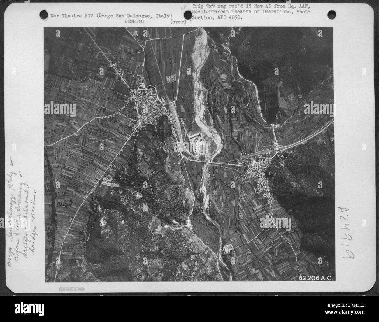 Vorher -- Schienen- und Straßenbrücke bei Borgo San Dalmazzo, Italien, vor dem Bombenangriff von Martin B-26 Maroders der 12. Luftwaffe am 24. Juli 1944. Stockfoto