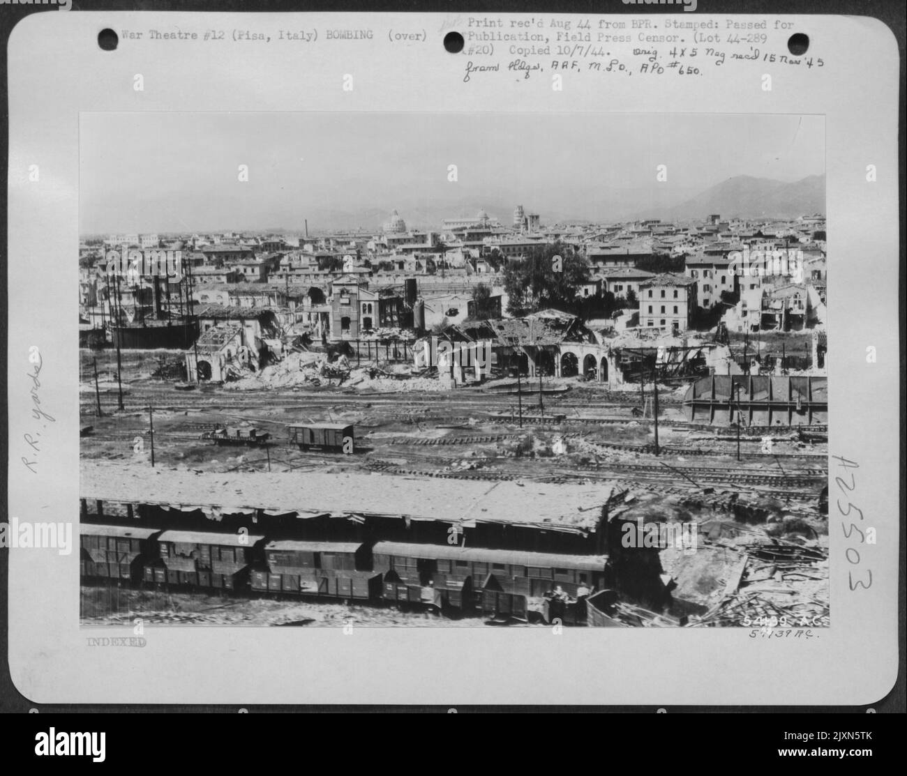 Ein weiterer Blick auf die zertrümmerten Rangierbahnhöfe in Pisa. Der schiefe Turm steht am Horizont, unberührt von alliierten Bombern. Stockfoto
