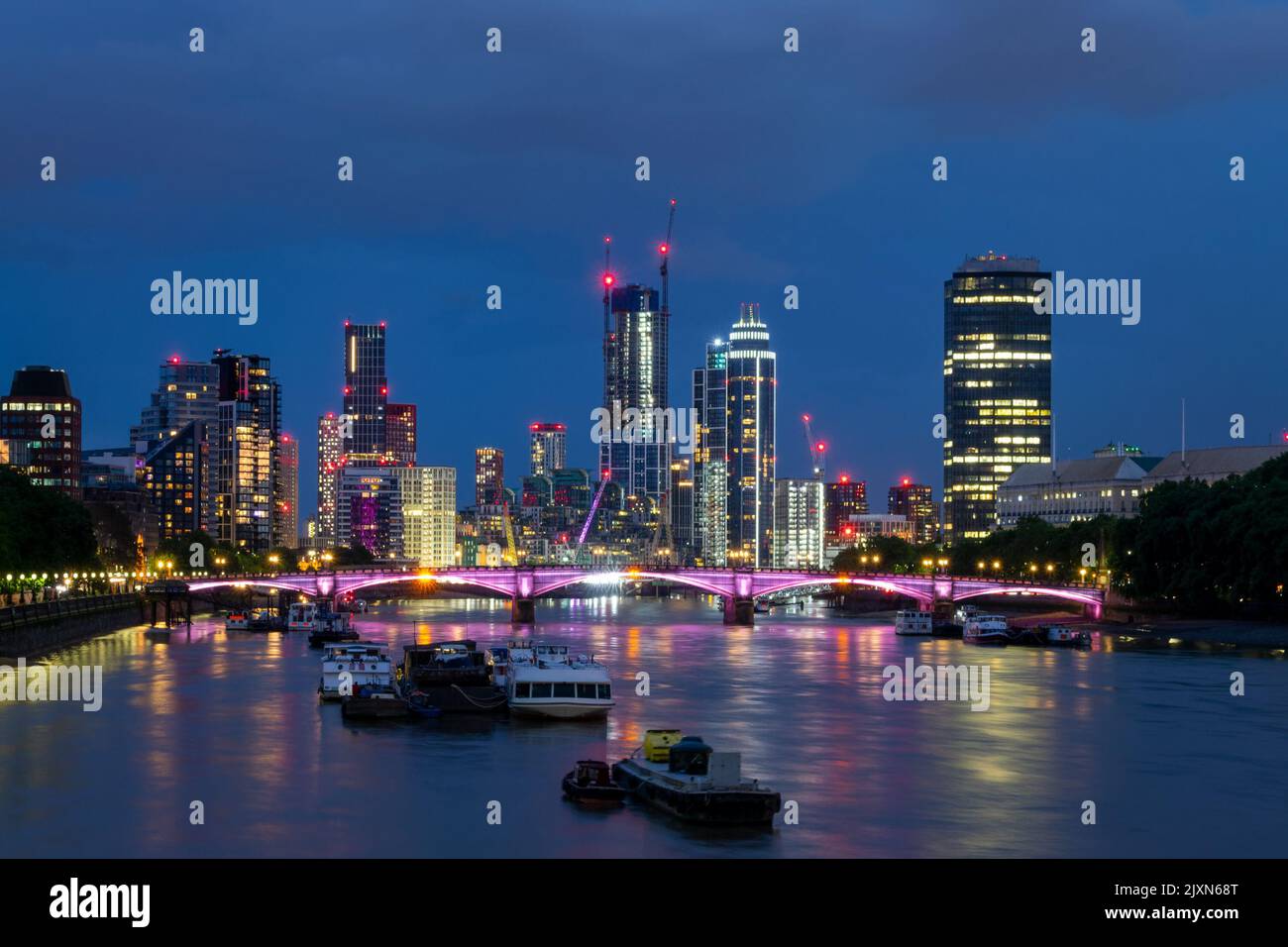 Lambeth-Brücke über die Themse und die Slyline des Vauxhall-Viertels mit modernen Gebäuden und Türmen, die nachts in South London, Großbritannien, beleuchtet werden Stockfoto