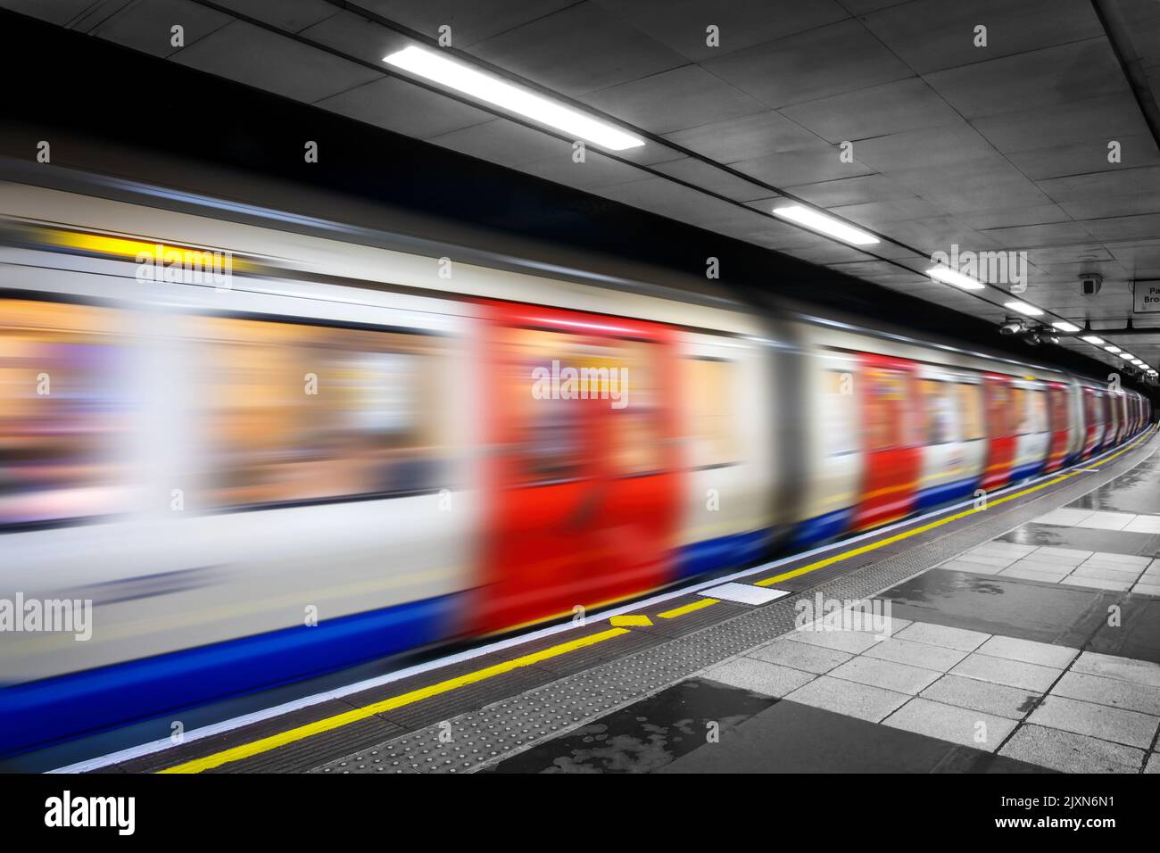 U-Bahn in einer U-Bahn-Station in London Stockfoto
