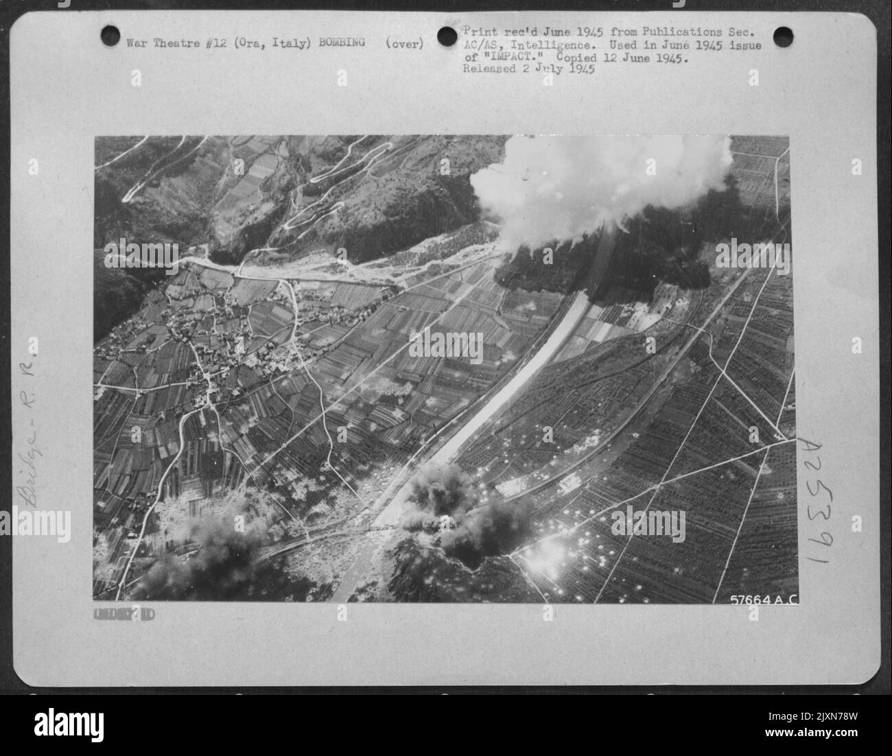 Die Eisenbahnbrücke Italien-Main und ein Umleitungspass bei Ora auf der Brennerlinie wurden am 20. April 1945 von 12. AF North American B-25 Mitchells gesprengt. Weißer Rauch von Kolbenbomben umhüllte Flugabwehrpositionen oben rechts und hilft, Flak zu reduzieren Stockfoto