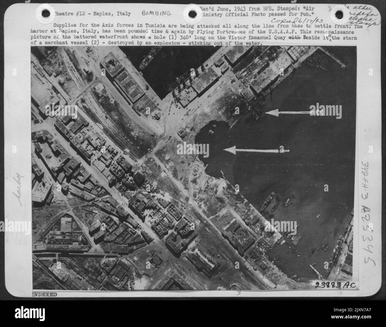 Lieferungen für die Achsenmächte in Tunesien werden entlang der ganzen Linie von der Basis bis zur Kampffront angegriffen. Der Hafen von Neapel, Italien, wurde immer wieder von den Flying Fortresses der U.S.A.F. gezürdet Dieses Aufklärungsbild des Angeschlagene Stockfoto