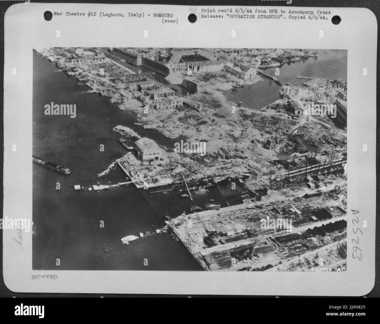 TAF-Mittel-, Licht- und Jagdbomber warfen zusammen mit AAF-Schweren und RAF-Nachtbombern insgesamt mehr als 1.100 Tonnen Bomben auf den Hafen von Leghorn, Italien. Stockfoto