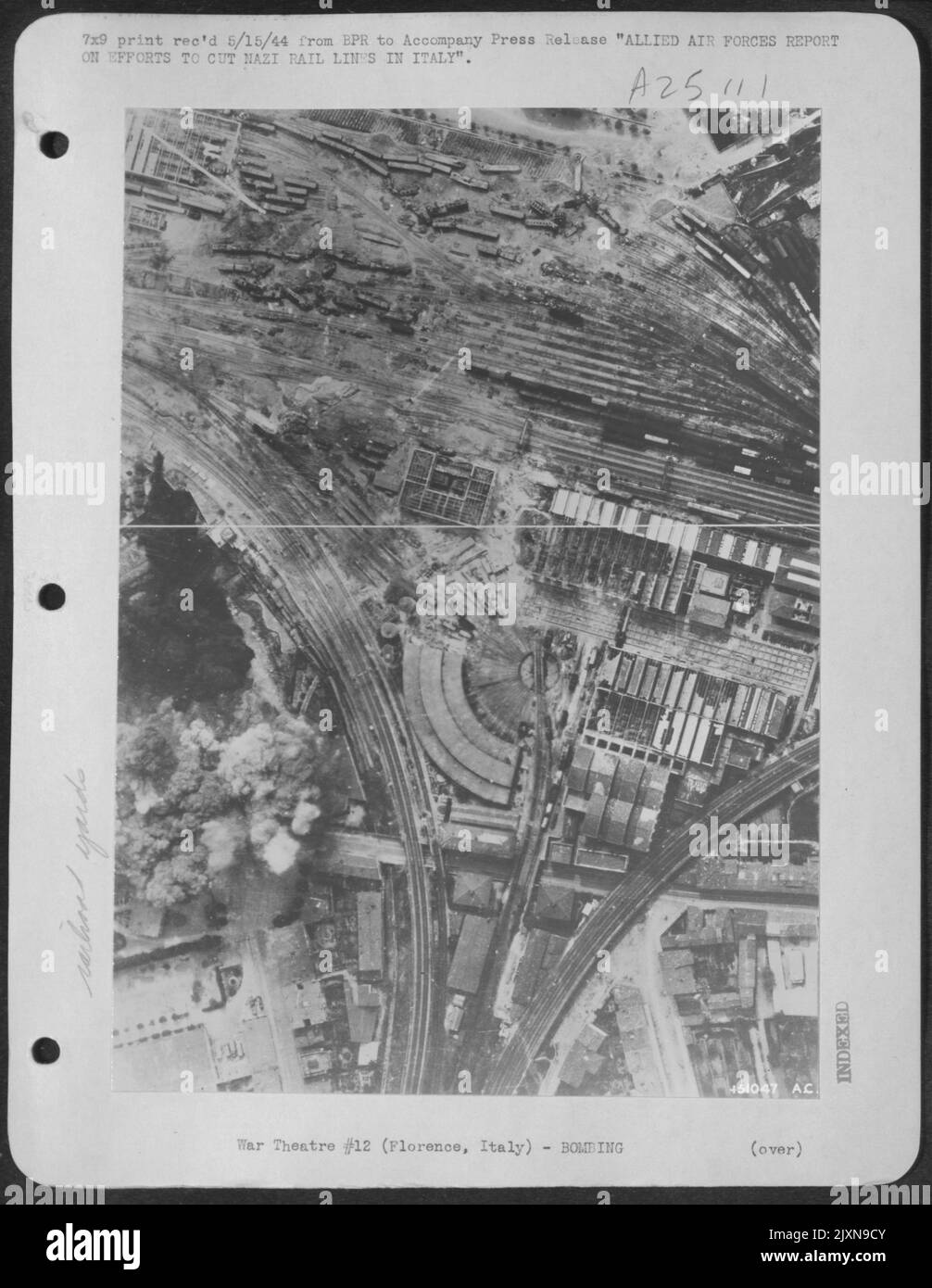 Seit dem 18. Februar 1944 arbeitet der Luftfahrplan „Operation, Erdrosselung“ daran, alle Transportmittel für die Hunnen an der Front von Anzio und Cassino abzuwürgen. Details über den Schaden nach dem Marodeur-Maifeiertag-Angriff auf die Werften von Florenz zeigen, wie Stockfoto