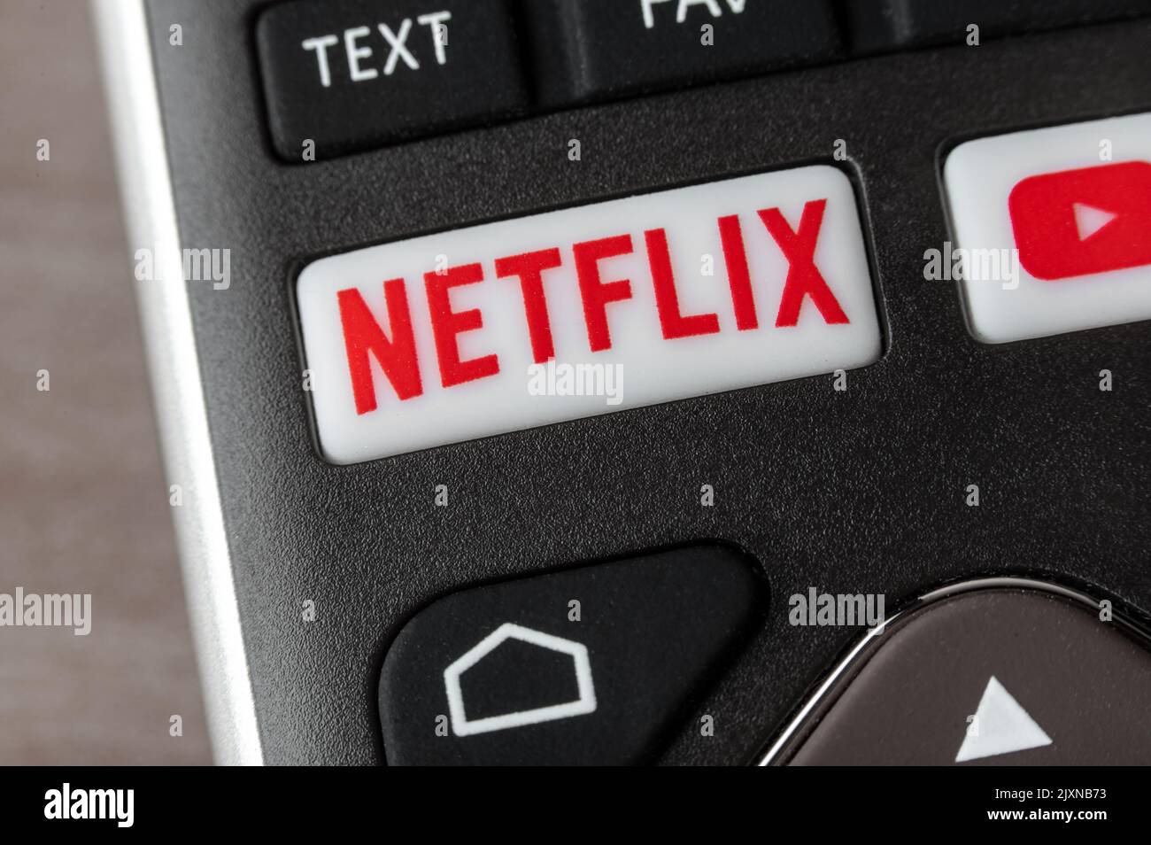 New York, USA - 14. Juli 2022: Netflix-Taste auf der Fernbedienung. Netflix ist ein amerikanisches Unternehmen, das sich auf Streaming-Medien und Video spezialisiert hat und diese bereitstellt Stockfoto