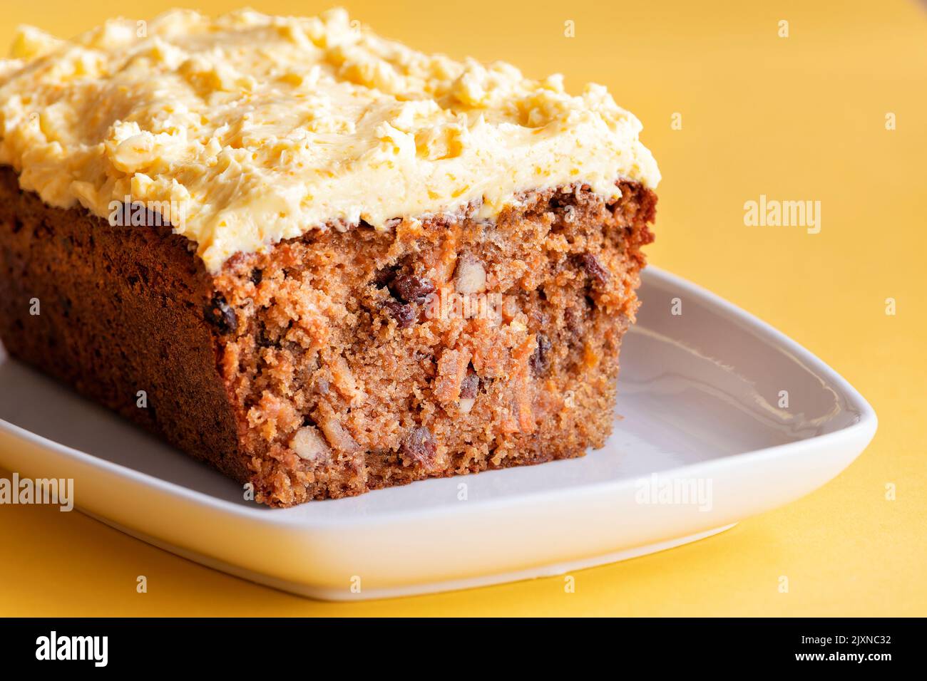 Ein hausgemachter Karotten- und Tamarindkuchen. Der Kuchen wird nach einem traditionellen Rezept mit Zusatz von Tamarinde hergestellt. Es hat einen Frischkäse-Zuckerguss Stockfoto