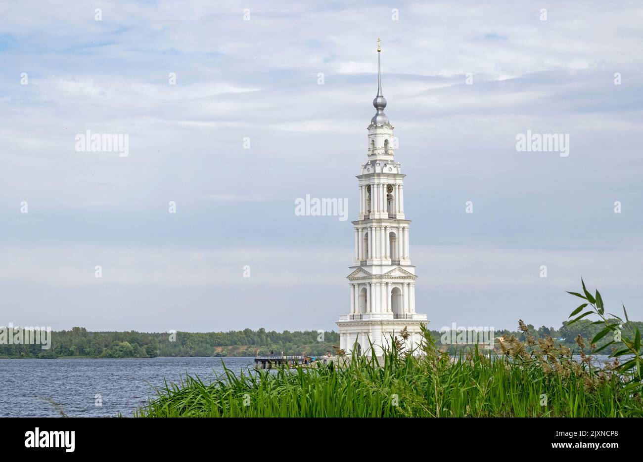 Überfluteter Glockenturm einer alten Kirche in der Stadt Kalyazin, Russland Stockfoto