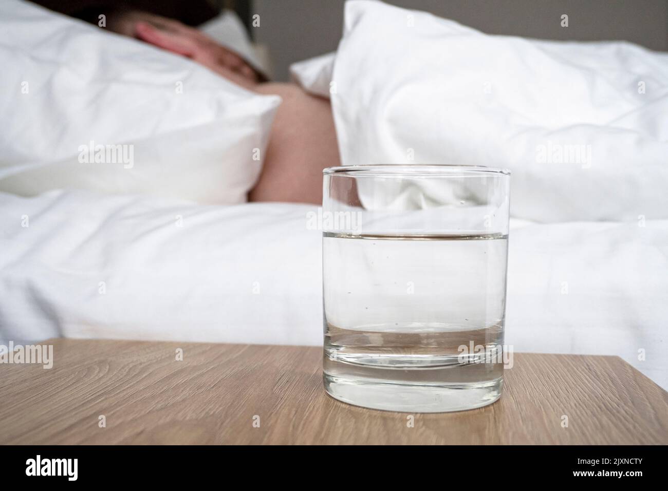 Morgens gab es ein Glas mit Wasser vor dem Bett Stockfoto