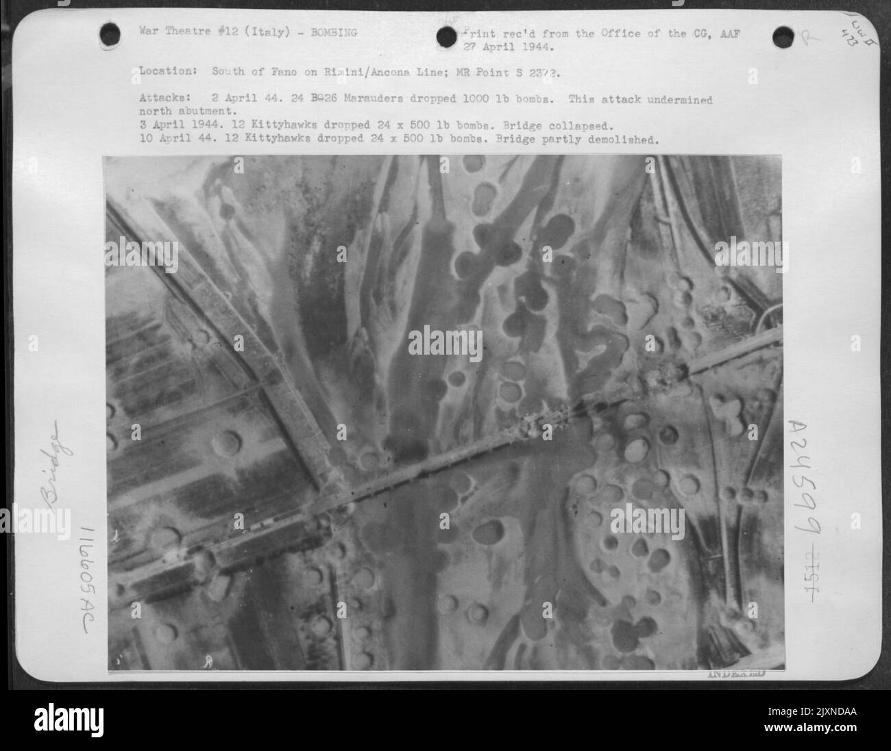 Lage: Südlich von Fano auf der Rimini/Anconica-Linie: Mr Point S 2372 Angriffe: 2. April 1944. 24 Martin B-26 Marauders sank um 1000 Pfund Bomben. Dieser Angriff Untergrub Den Nordteil. 3. April 1944 12 Kittyhawks ließ 24 X 500 lb Bomben fallen. Brücke Eingestürzt. 10 Stockfoto