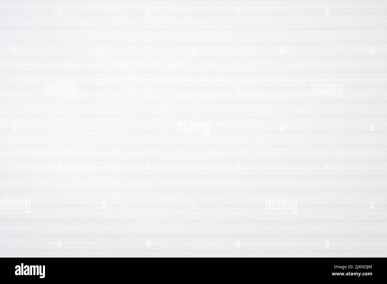 Glattes weißes Bettlaken mit horizontalen Linien als Textur oder Hintergrund Stockfoto