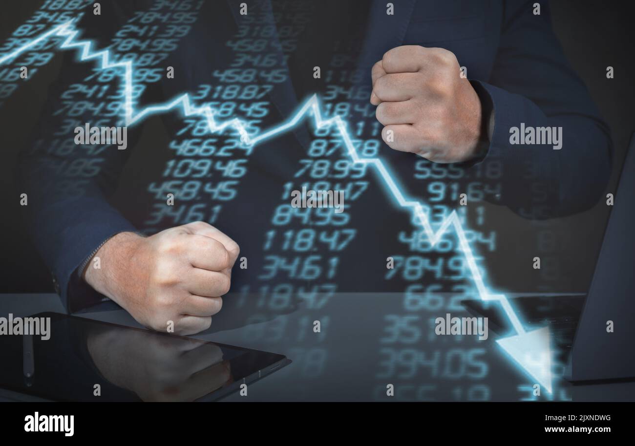 Ein stressiger Geschäftsmann, der die abfallende Grafik betrachtet. Börsenverlust Trading Graph Analyse Investmentindikator Business Graph Diagramme der Fina Stockfoto
