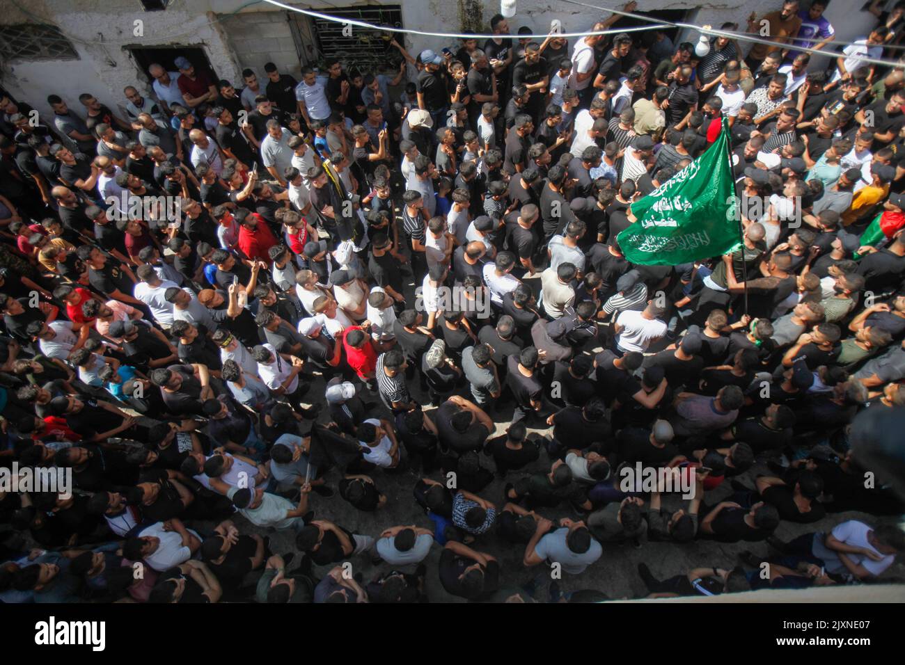 Nablus, Palästina. 07. September 2022. Eine Menschenmenge nimmt an der Beerdigung des 21-jährigen Palästinensers Younis Al-Tayeh Teil, der von israelischen Armeekräften während einer Operation zur Festnahme von gesuchten Personen im Flüchtlingslager Fara'a in der Nähe von Nablus im nördlichen Westjordanland getötet wurde. (Foto von Nasser Ishtayeh/SOPA Images/Sipa USA) Quelle: SIPA USA/Alamy Live News Stockfoto