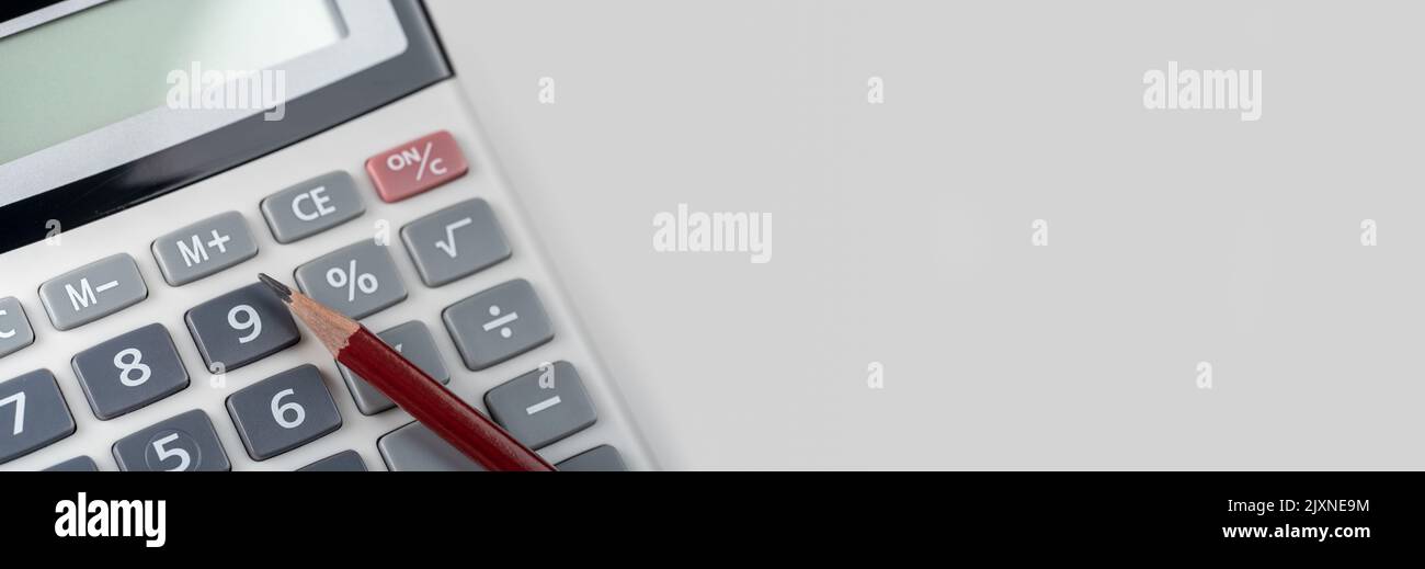 Taschenrechner mit Bleistift auf grauem Hintergrund. Rechner Finanzierung und Zählen, Berechnen und Zählen. Konzepte Business-, Kosten- und Finanzplanung. cop Stockfoto