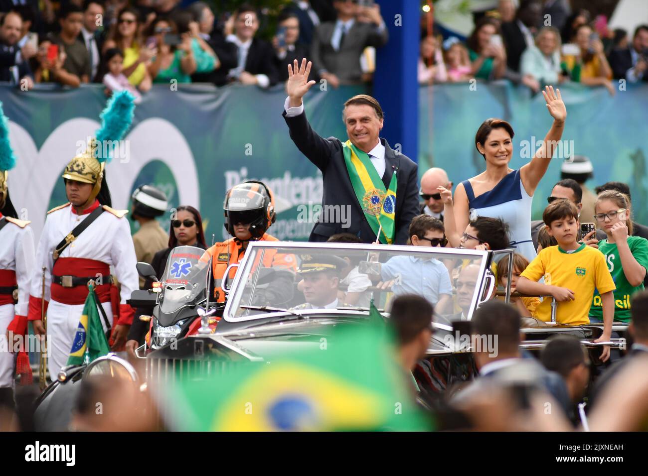 Brasília, DF - 07.09.2022: COMEMORAÇÕES 7 DE SETEMBRO EM Brasília - Foto-Präsident Jair Bolsonaro bei der Parade in einem offenen Auto neben Primera Dama Michele Bolsonaro. An diesem Mittwoch (7.) finden am 7.. September die gedenkfeiern zum zweihundertjährigen Jubiläum der Unabhängigkeit Brasiliens statt. An der Veranstaltung in Brasília nahmen Präsident Jair Bolsonaro und mehrere Behörden Teil. (Foto: Ton Molina/Fotoarena) Stockfoto